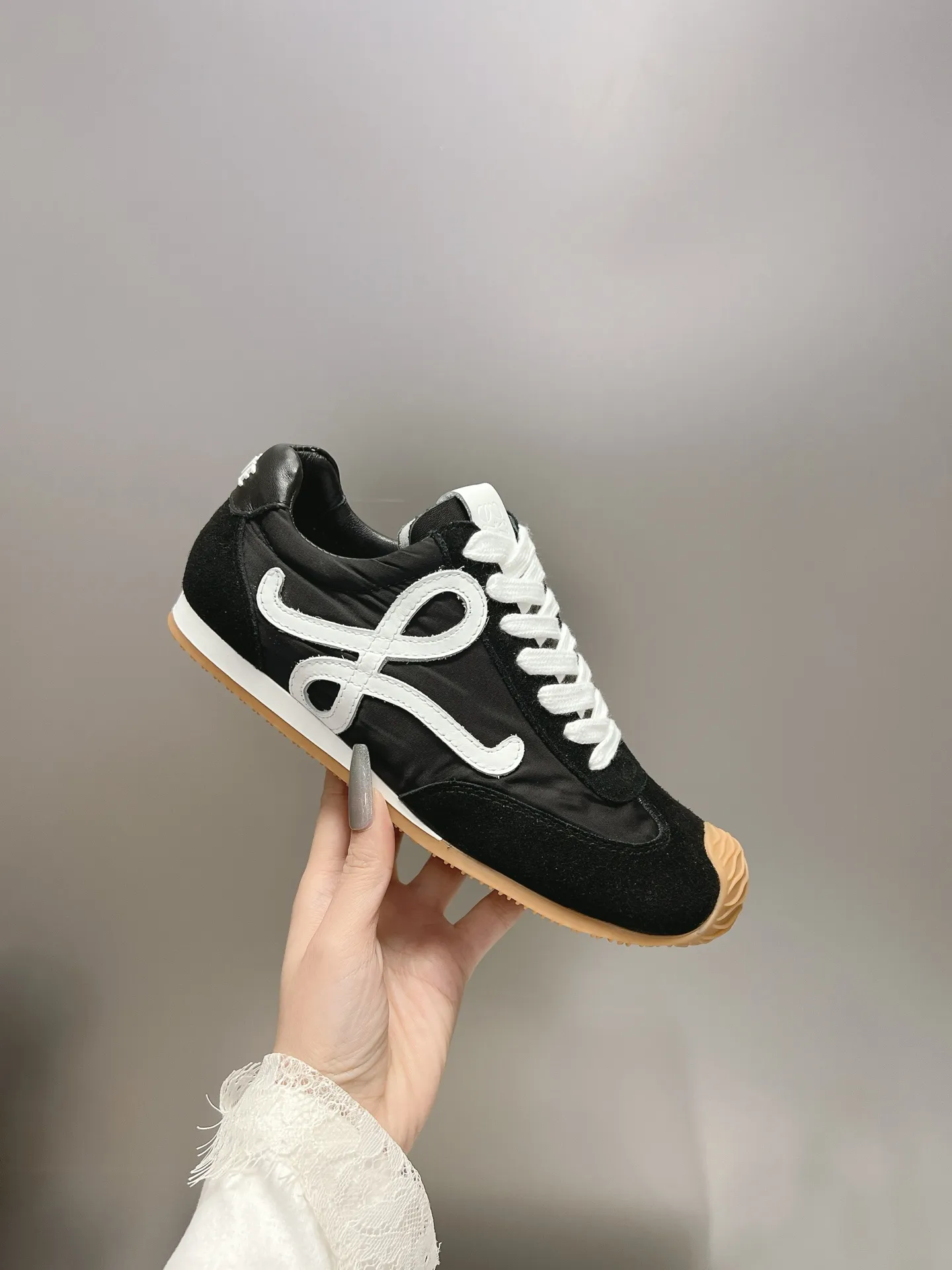 👟👟Ex-factory price 540👟👟 Original BALLET RUNNER2.0 Loewe ballet shoes! Asymmetrical toe shape, Loewe's signature design! Super soft, light and flexible wave pattern original T👟👟factory price U bottom, (not ordinary rubber bottom) original cover last + strong top craftsmanship wrapping feeling, first-class comfort! The 3D injection molded rubber LOEWE logo on the heel gives this shoe a retro and elegant interpretation, and incorporates modernity and LOEWE's unique style. There are so many colors and pictures will be updated one after another. Code number: 35-40 (41 customized)